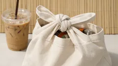 วิธีผูกหูหิ้วกระเป๋าโท้ตให้ปากแคบลงใน 10–15 วินาที ช่วยกันคนแอบมองของ