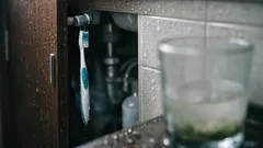 บอกลาแก้วใส่แปรงสกปรก ด้วยที่แขวนแปรงสีฟันแม่เหล็กแบบลอยตัว